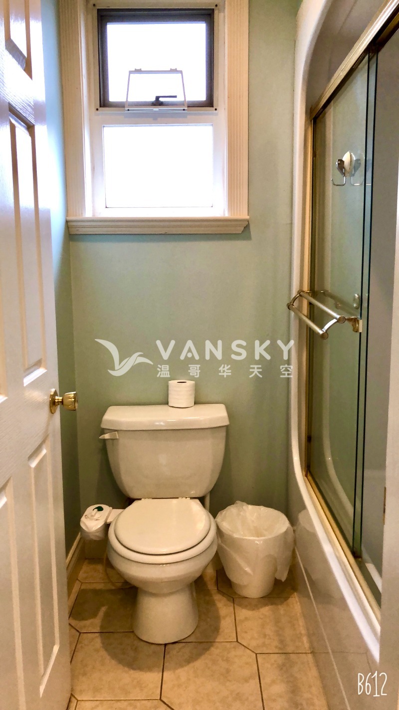 221217161513_Jack  Jill bathroom.jpg